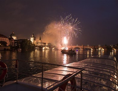 Grande festa di Capodanno a bordo della barca Grand Bohemia