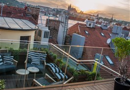 Relax e intimità in una Jacuzzi privata con vista mozzafiato sui tetti di Praga