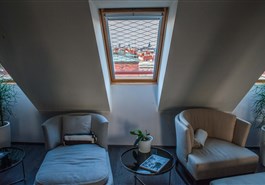 Relax e intimità in una Jacuzzi privata con vista mozzafiato sui tetti di Praga