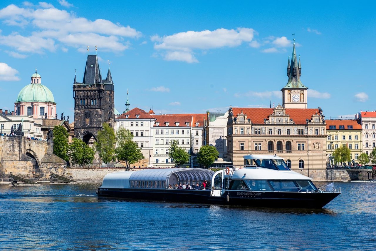 02 Lunch river cruise Prague