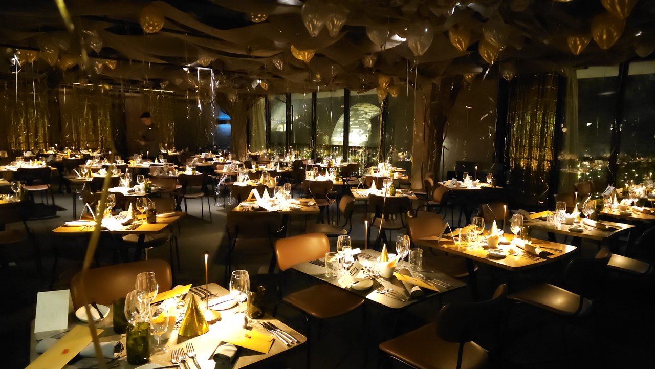 A large dining room with lots of tables and balloon decorations
