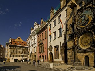 en:A large clock adorned with zodiac signs and Roman numerals. In the back, a black building decorated with sgraffito.; fr:Une grande horloge ornée de signes du zodiaque et de chiffres romains. Dans le fond, un bâtiment noir décoré de sgraffites.